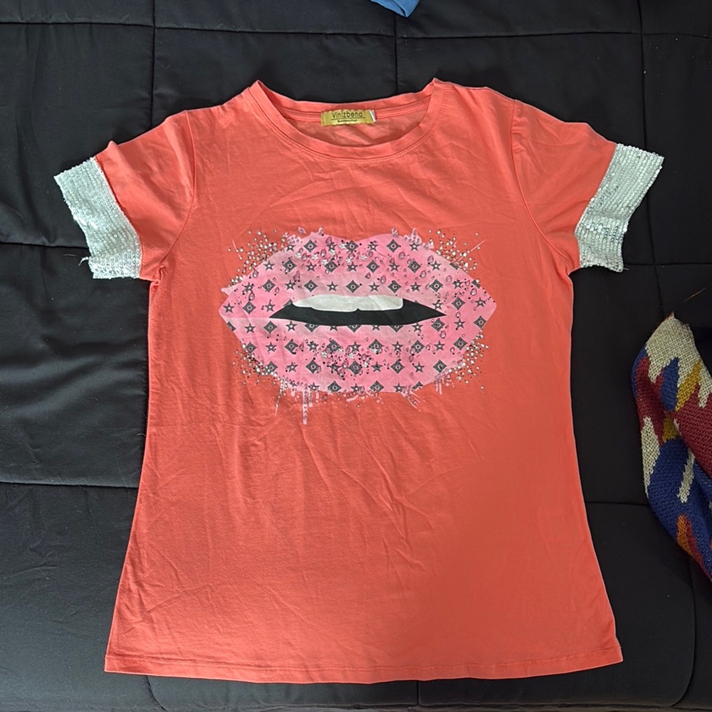 Vinizbena Top Coral and Pink Graphic Tee